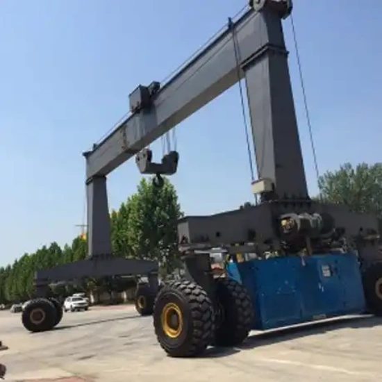 Steel girder crane with pneumatic tyres