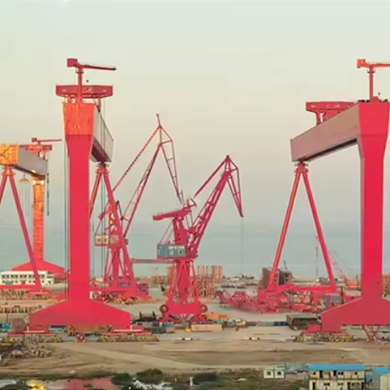 Double girder gantry crane lifting ship components