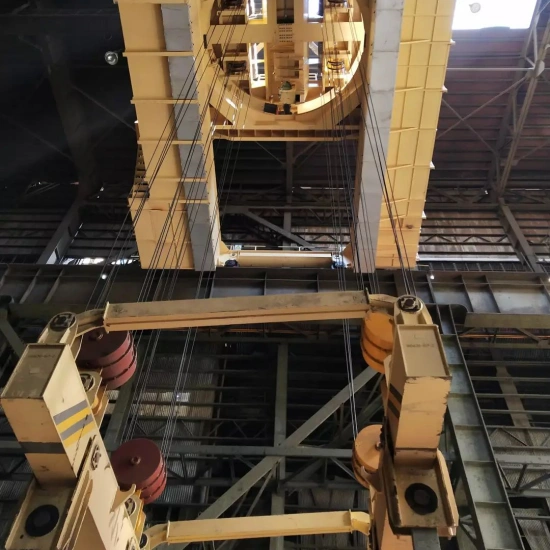 Heavy-duty rotary feeder crane in operation