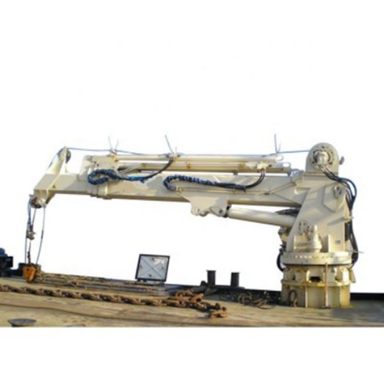 Robust ship crane with swivel base for 360° rotation