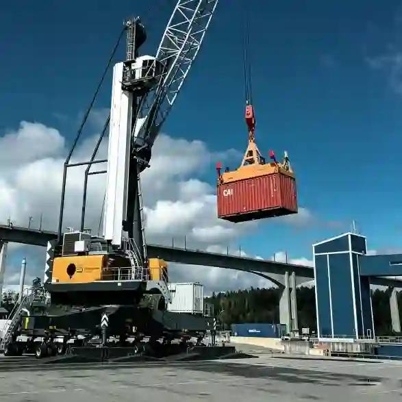 Mobile Harbour Crane 1.webp